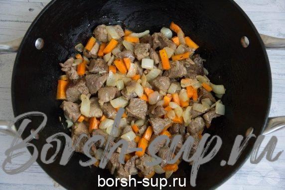 Гуляш из баранины с картофелем и зеленым горошком – фото приготовления рецепта, шаг 3