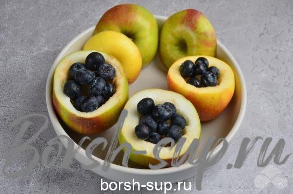 Яблоки, запеченные с ягодами и медом – фото приготовления рецепта, шаг 3