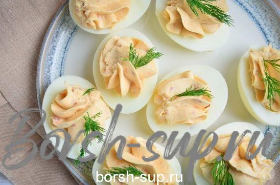 Яйца, фаршированные лососем и творожным сыром – фото приготовления рецепта, шаг 4