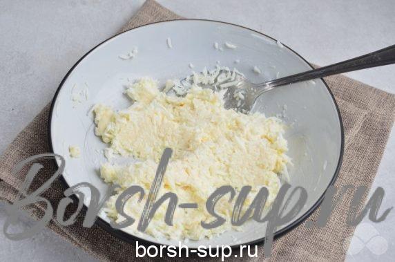 Шарики из крабовых палочек и плавленого сыра – фото приготовления рецепта, шаг 2