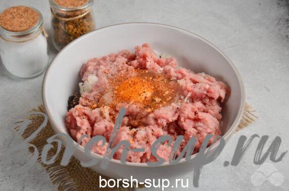 Свиные котлеты с грибами в томате – фото приготовления рецепта, шаг 3