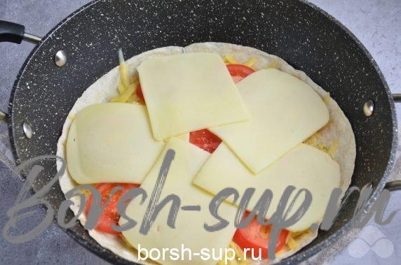 Сырная кесадилья с помидорами – фото приготовления рецепта, шаг 4