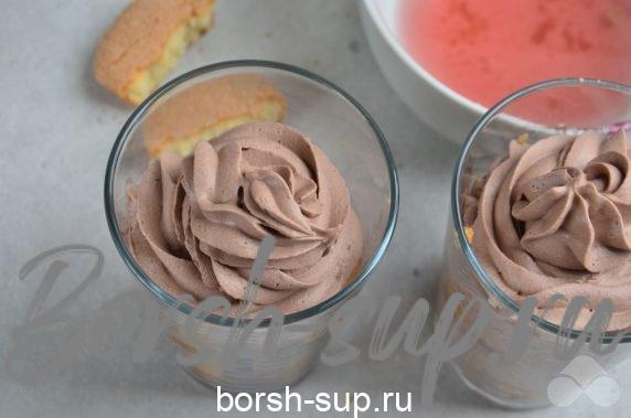 Трайфл с шоколадным крем-чизом – фото приготовления рецепта, шаг 6