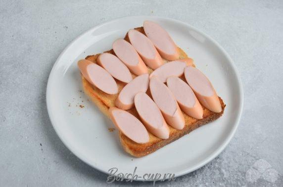 Горячие бутерброды с сосисками и сыром – фото приготовления рецепта, шаг 2 Горячие бутерброды с сосисками и сыром – фото приготовления рецепта, шаг 2