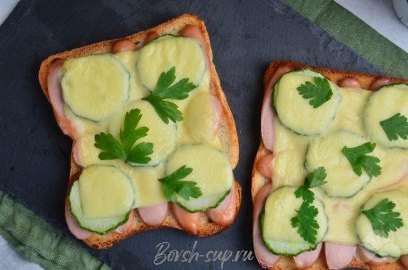 Горячие бутерброды с сосисками и сыром – фото приготовления рецепта, шаг 5 Горячие бутерброды с сосисками и сыром – фото приготовления рецепта, шаг 5