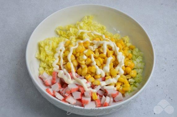 Классический салат из пекинской капусты и крабовых палочек – фото приготовления рецепта, шаг 2 Классический салат из пекинской капусты и крабовых палочек – фото приготовления рецепта, шаг 2