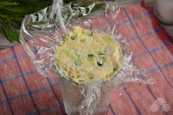 Салат «Елочка» с курицей и сыром – фото приготовления рецепта, шаг 8 Салат «Елочка» с курицей и сыром – фото приготовления рецепта, шаг 8