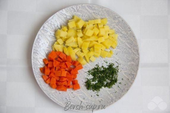 Салат из красной рыбы, картофеля и моркови – фото приготовления рецепта, шаг 2 Салат из красной рыбы, картофеля и моркови – фото приготовления рецепта, шаг 2