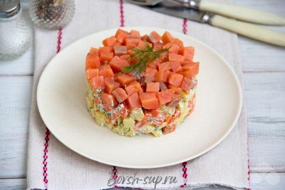 Салат из красной рыбы, картофеля и моркови – фото приготовления рецепта, шаг 5 Салат из красной рыбы, картофеля и моркови – фото приготовления рецепта, шаг 5