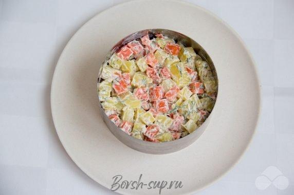 Салат из красной рыбы, картофеля и моркови – фото приготовления рецепта, шаг 4 Салат из красной рыбы, картофеля и моркови – фото приготовления рецепта, шаг 4