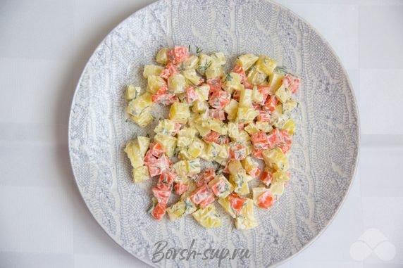 Салат из красной рыбы, картофеля и моркови – фото приготовления рецепта, шаг 3 Салат из красной рыбы, картофеля и моркови – фото приготовления рецепта, шаг 3