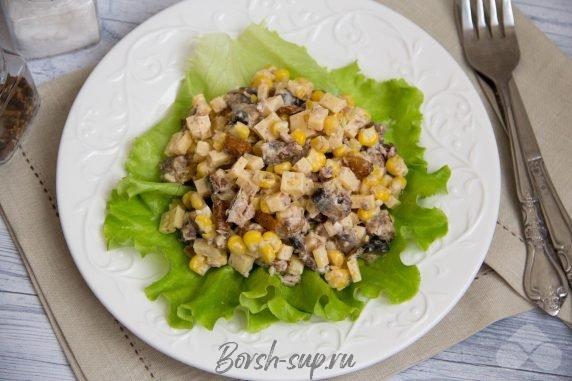 Салат с сыром, шпротами и кукурузой – фото приготовления рецепта, шаг 4 Салат с сыром, шпротами и кукурузой – фото приготовления рецепта, шаг 4