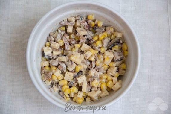 Салат с сыром, шпротами и кукурузой – фото приготовления рецепта, шаг 3 Салат с сыром, шпротами и кукурузой – фото приготовления рецепта, шаг 3