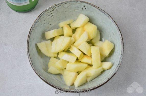 Салат из краснокочанной капусты, моркови, яблока и чернослива – фото приготовления рецепта, шаг 3 Салат из краснокочанной капусты, моркови, яблока и чернослива – фото приготовления рецепта, шаг 3