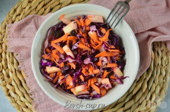 Салат из краснокочанной капусты, моркови, яблока и чернослива – фото приготовления рецепта, шаг 6 Салат из краснокочанной капусты, моркови, яблока и чернослива – фото приготовления рецепта, шаг 6