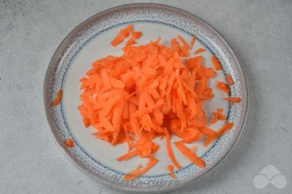 Салат из краснокочанной капусты, моркови, яблока и чернослива – фото приготовления рецепта, шаг 4 Салат из краснокочанной капусты, моркови, яблока и чернослива – фото приготовления рецепта, шаг 4