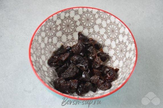 Салат из краснокочанной капусты, моркови, яблока и чернослива – фото приготовления рецепта, шаг 2 Салат из краснокочанной капусты, моркови, яблока и чернослива – фото приготовления рецепта, шаг 2