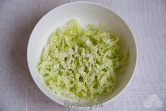 Салат из пекинской капусты, огурцами и горошком – фото приготовления рецепта, шаг 4 Салат из пекинской капусты, огурцами и горошком – фото приготовления рецепта, шаг 4