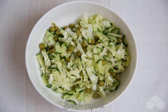 Салат из пекинской капусты, огурцами и горошком – фото приготовления рецепта, шаг 5 Салат из пекинской капусты, огурцами и горошком – фото приготовления рецепта, шаг 5