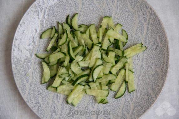 Салат из пекинской капусты, огурцами и горошком – фото приготовления рецепта, шаг 2 Салат из пекинской капусты, огурцами и горошком – фото приготовления рецепта, шаг 2