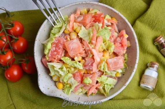 Салат с лососем, помидорами и пекинской капустой – фото приготовления рецепта, шаг 3 Салат с лососем, помидорами и пекинской капустой – фото приготовления рецепта, шаг 3