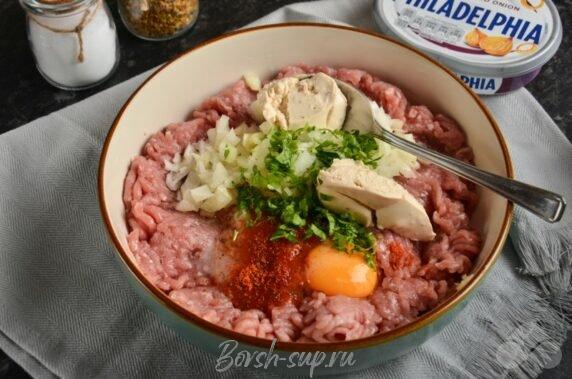 Свиные котлеты с творожным сыром и зеленью – фото приготовления рецепта, шаг 2 Свиные котлеты с творожным сыром и зеленью – фото приготовления рецепта, шаг 2