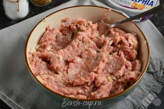 Свиные котлеты с творожным сыром и зеленью – фото приготовления рецепта, шаг 3 Свиные котлеты с творожным сыром и зеленью – фото приготовления рецепта, шаг 3