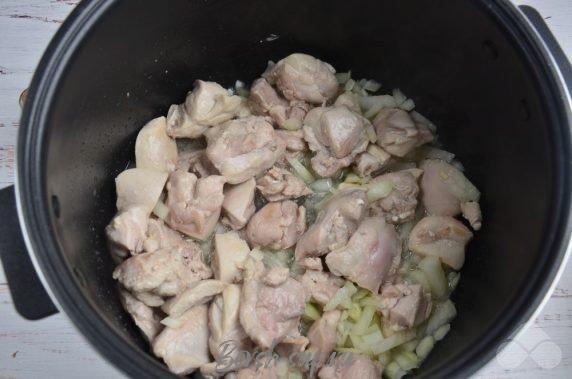 Тушеная курица в мультиварке – фото приготовления рецепта, шаг 4 Тушеная курица в мультиварке – фото приготовления рецепта, шаг 4