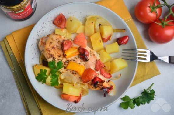 Запеченное куриное филе с картошкой и овощами – фото приготовления рецепта, шаг 5 Запеченное куриное филе с картошкой и овощами – фото приготовления рецепта, шаг 5