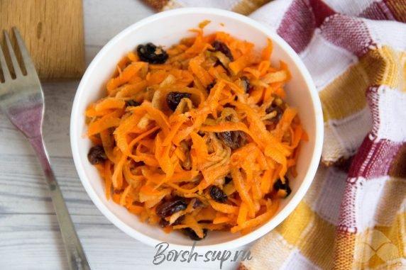 Салат из моркови, яблок и изюма – фото приготовления рецепта, шаг 3 Салат из моркови, яблок и изюма – фото приготовления рецепта, шаг 3