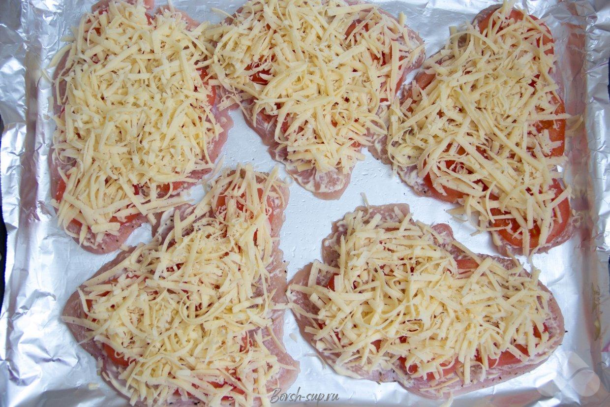Отбивные из индейки с помидорами и сыром в духовке – фото приготовления рецепта, шаг 7 Отбивные из индейки с помидорами и сыром в духовке – фото приготовления рецепта, шаг 7