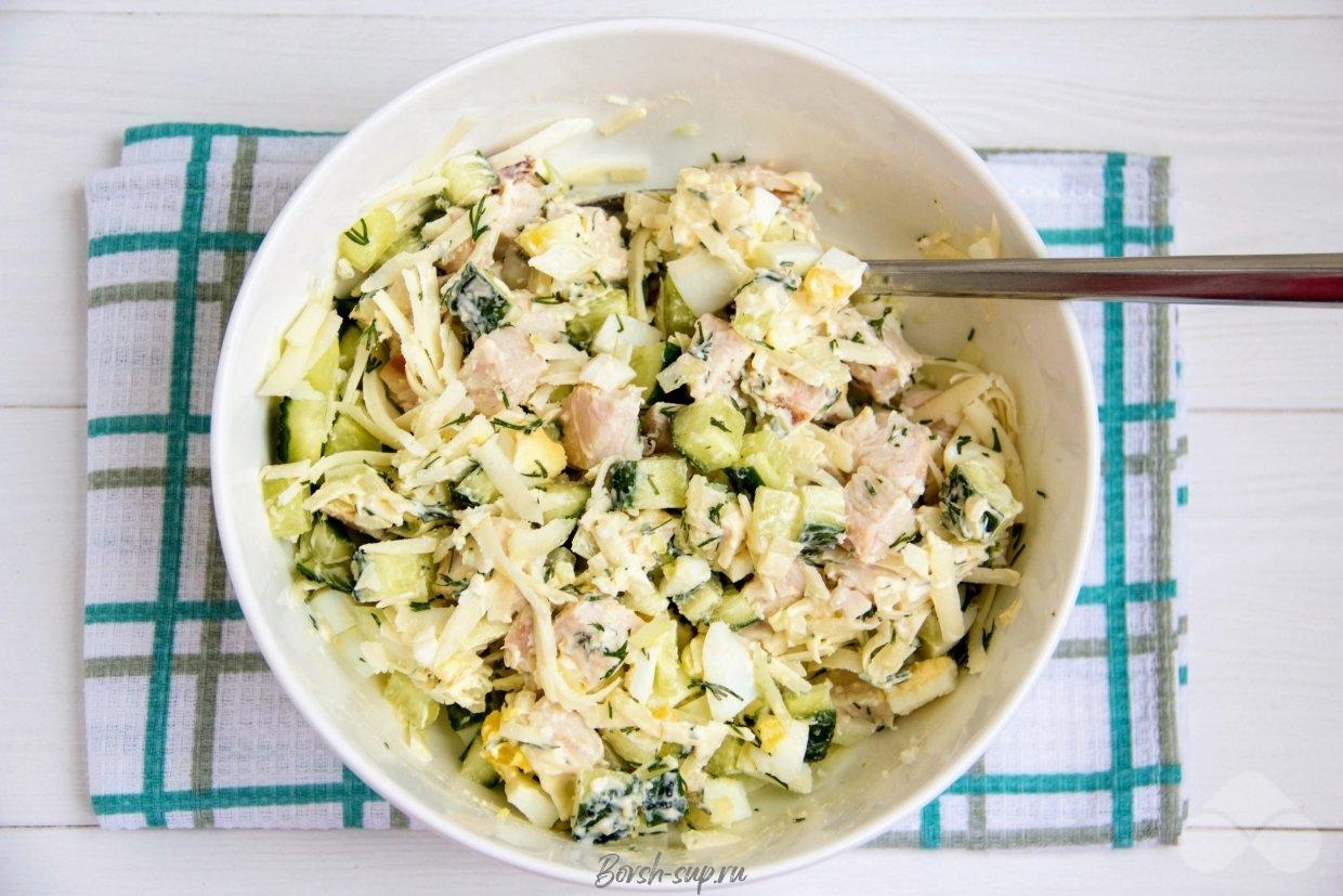 Салат с копченой курицей и свежими огурцами – фото приготовления рецепта, шаг 3 Салат с копченой курицей и свежими огурцами – фото приготовления рецепта, шаг 3