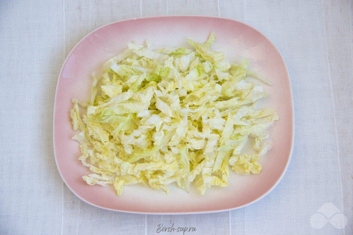 Витаминный салат из пекинской капусты и морковки – фото приготовления рецепта, шаг 2 Витаминный салат из пекинской капусты и морковки – фото приготовления рецепта, шаг 2