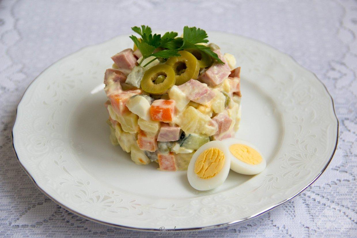 Оливье с докторской колбасой и перепелиными яйцами – фото приготовления рецепта, шаг 6 Оливье с докторской колбасой и перепелиными яйцами – фото приготовления рецепта, шаг 6