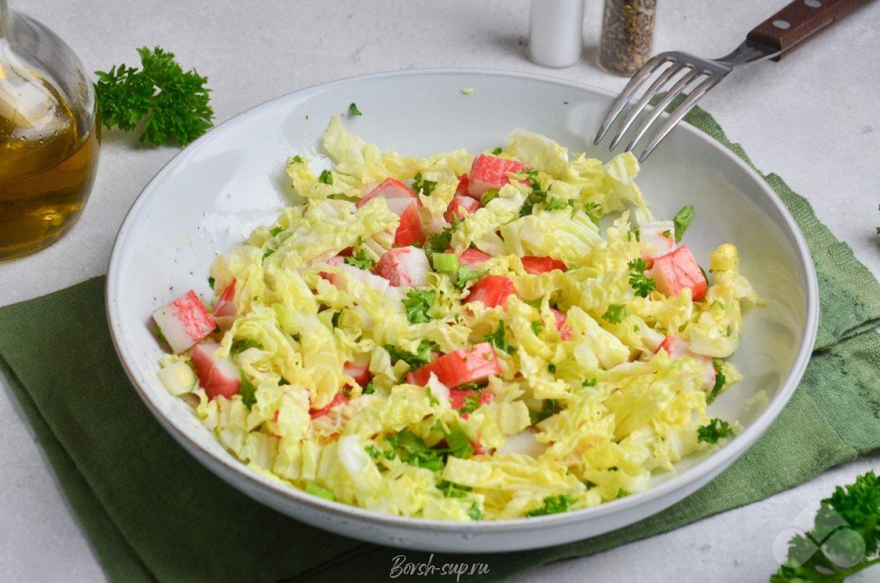Салат с пекинской капустой, крабовыми палочками и зеленым луком – фото приготовления рецепта, шаг 3 Салат с пекинской капустой, крабовыми палочками и зеленым луком – фото приготовления рецепта, шаг 3