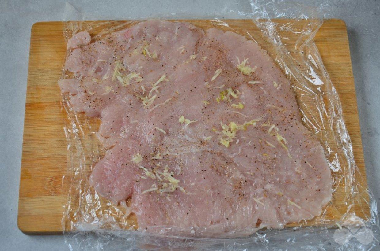 Рулет из курицы в мультиварке – фото приготовления рецепта, шаг 2 Рулет из курицы в мультиварке – фото приготовления рецепта, шаг 2