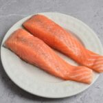 Салат «Цезарь» с лососем на гриле – простой и вкусный рецепт с фото (пошагово)» >